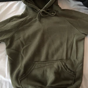 Bik bok hoodie - Bikbok hoodie i använt skick därav priset. Jättesnygg färg nu som passar till vintern!