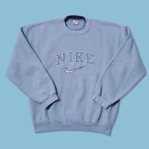 SÖKER - Hejsan jag söker en sån här as snygg vintage nike tröja eller något liknande, om ni har en sån som ni säljer så skriv gärna till mig här!