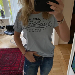 Abercrombie &fitch tröja - Snygg T-shirt från Abercrombie and fitch i en snygg ljusblå/grå färg. Stl xs men passar bättre en S!💕