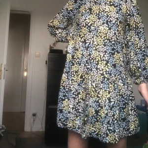 Blommig klänning - Köpt i sommars! FRAKT INGÅR INTE I PRISET!