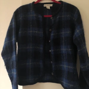 Stickad rutig kofta - Så fin blå rutig kofta!🌌🦋                                           Lite sticksig men för mig funkar det bra så länge man har en tröja under. Hittad second hand! Strl L men funkar för mindra storlekar med beroende på önskad passform. Jag har strl 38 och den passar mig lite oversized. I bra skick! Kan mötas upp i Uppsala annars står köpare för frakt 😊