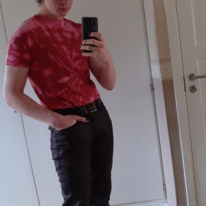 Blekt t-shirt  - Säljer en bleach dyed t-shirt som har mest legat i min garderob ett tag nu utan att komma till användning:)