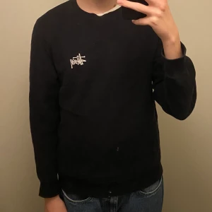 Stussy crewneck - Stussy crewneck med stort ryggtryck. Köpt ny för ca. 1000 kr. Använd en del och har lite slitage på trycken(bild 3) men är annars i väldigt bra skick. Buda gärna