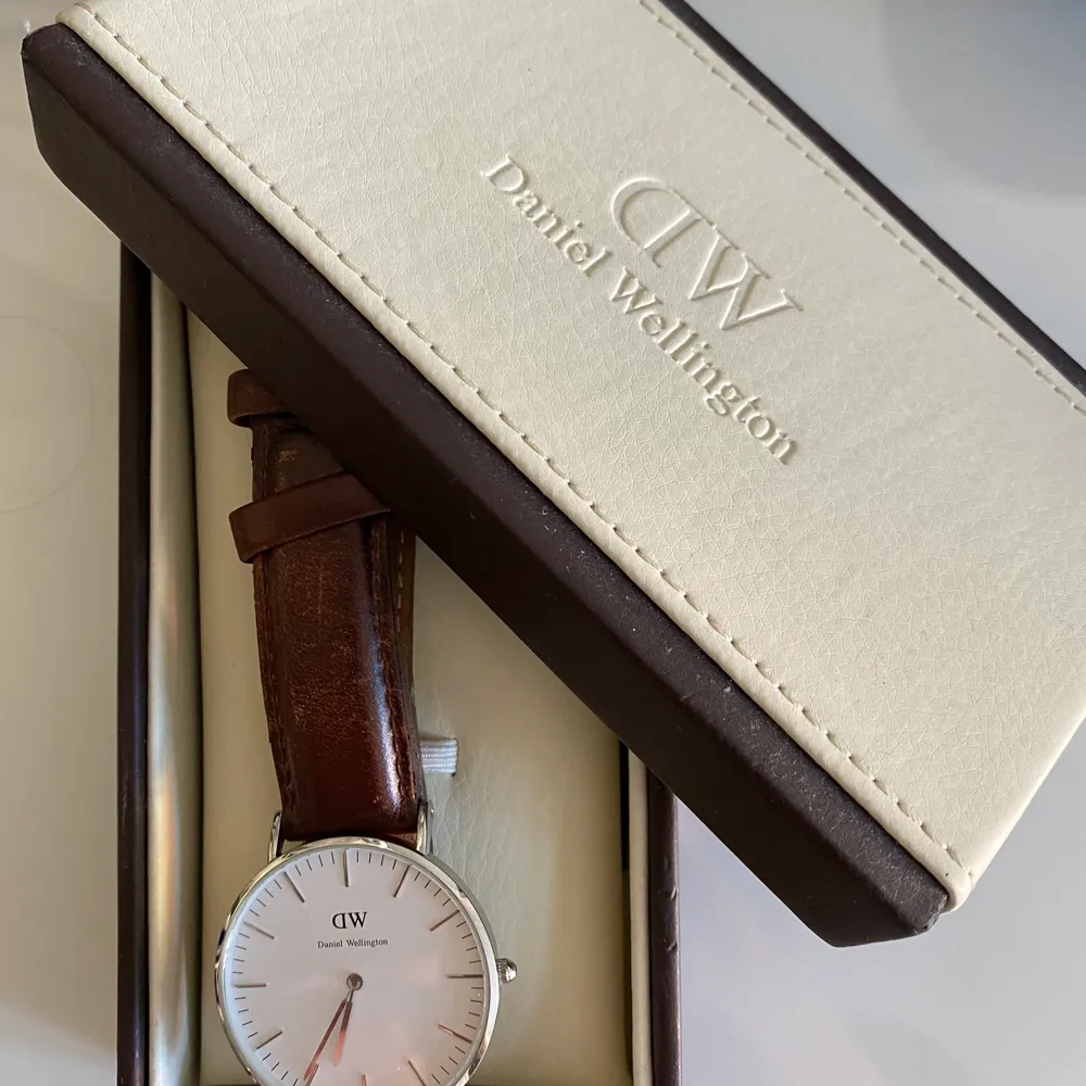 Jätte fin klocka från Daniel Wellington köpt 2017. Använd fåtal gånger & är nästan som ny. Batteriet är tyvär slut, men går att köpa ny. . Accessoarer.