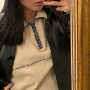 beige sweatshirt - Super mysig och varm, oversized sweatshirt med dragkedja längst upp! Ljus beige, väldigt bra skick!!🥰