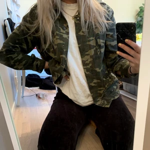 Militärjacka från Nelly - En militärjacka från Nelly som inte används så ofta längre, väldigt tunn jacka. Köparen står för frakten✨