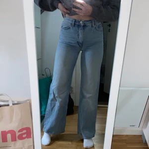 Monki jeans - Snygga blåa monki yoko jeans💗 använda fåtal gånger💗 säljer pågrund av att de inte kommer till användning💗kunden står för frakten