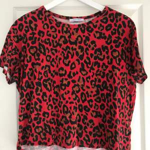 Röd leopard T-shirt från Zara, storlek S. Den är som ny, endast använd fåtalet gånger :) 