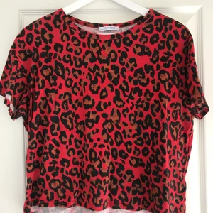 Leopard T-shirt - Röd leopard T-shirt från Zara, storlek S. Den är som ny, endast använd fåtalet gånger :) 