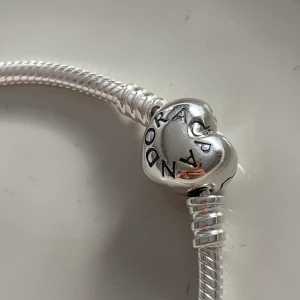 Pandora armband i silver som ny! - Ny skick armband från Pandora. Den är i silver. Ny pris 550kr men säljer för 270kr
