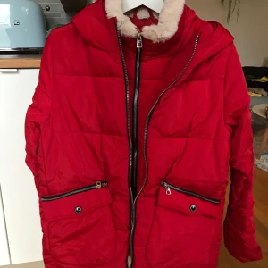 Dunjacka Zara - En väldigt varm dunjacka från zara kids. Dubbla dragkedjor samt varm fuskpäls vid halsen. Den är i storlek 164 och passar mig som är i storlek XS. 
