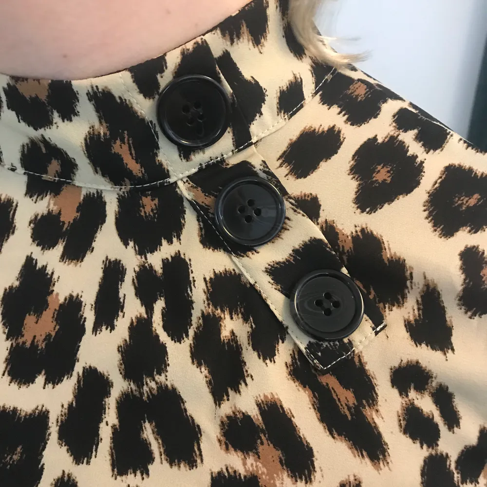 Långärmad leopardblus från Gina Tricot. Detaljknappar på framsida och knappar för att knäppa tröjan på ryggen. Använd ett fåtal gånger. Storlek 36. Frakt tillkommer!. Blusar.