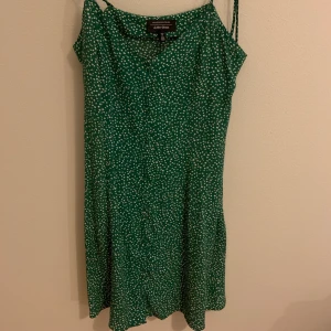 Supersöt mini dress strl 36 &stories - Supersöt klänning med knappar fram från &stories i strl 36, perfekt skick!