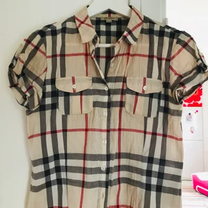 Burberry blus strl 152/xs - Burberry blus strl 152cm/xs Nyskick