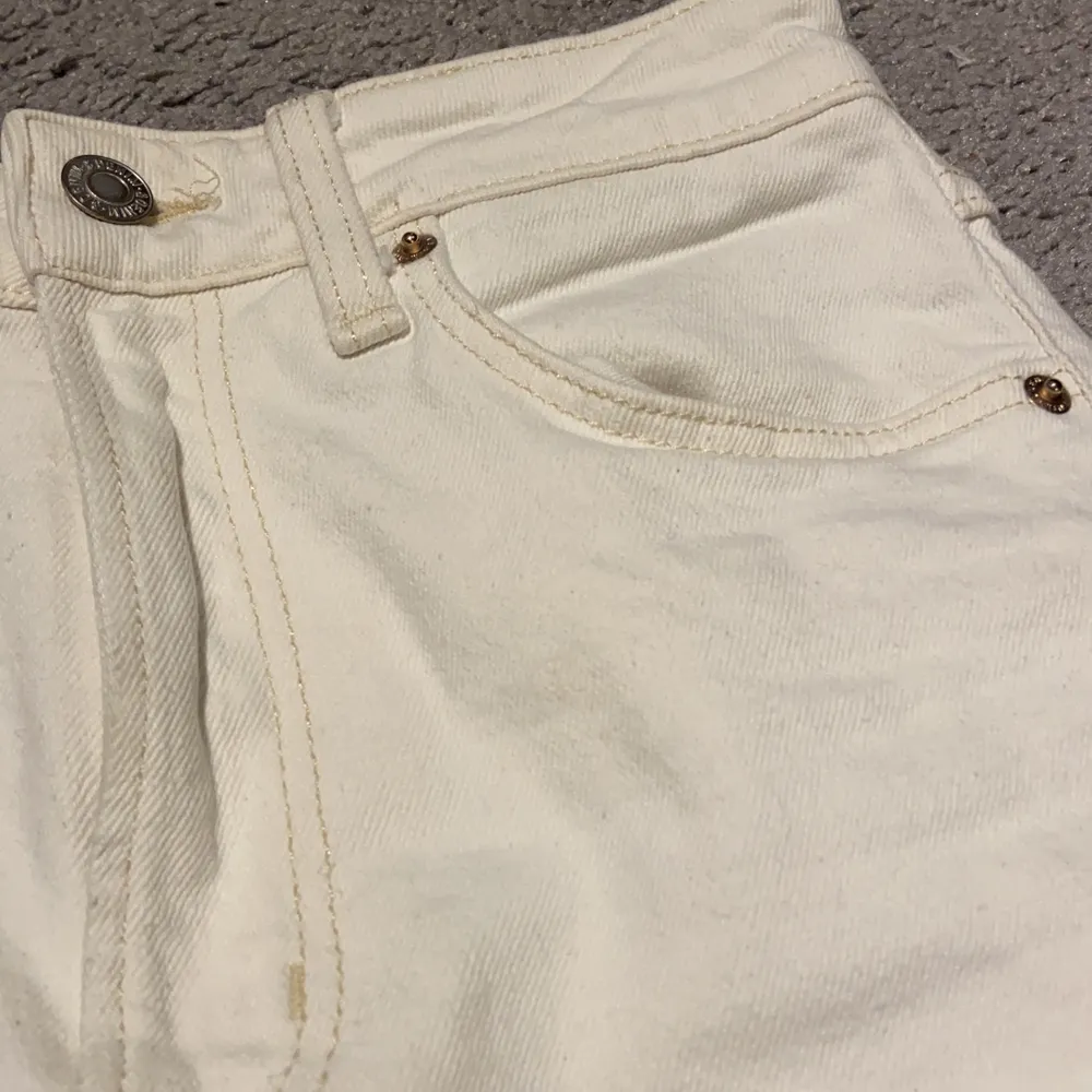 Vita jättesnygga jeans. köpt för 350 nypris 100. Frakt inkommer. . Jeans & Byxor.