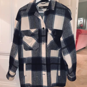 Zara jacka  - Fin jacka från zara, använt få gånger och är bra skick ser helt ny ut. Först i kvarn 