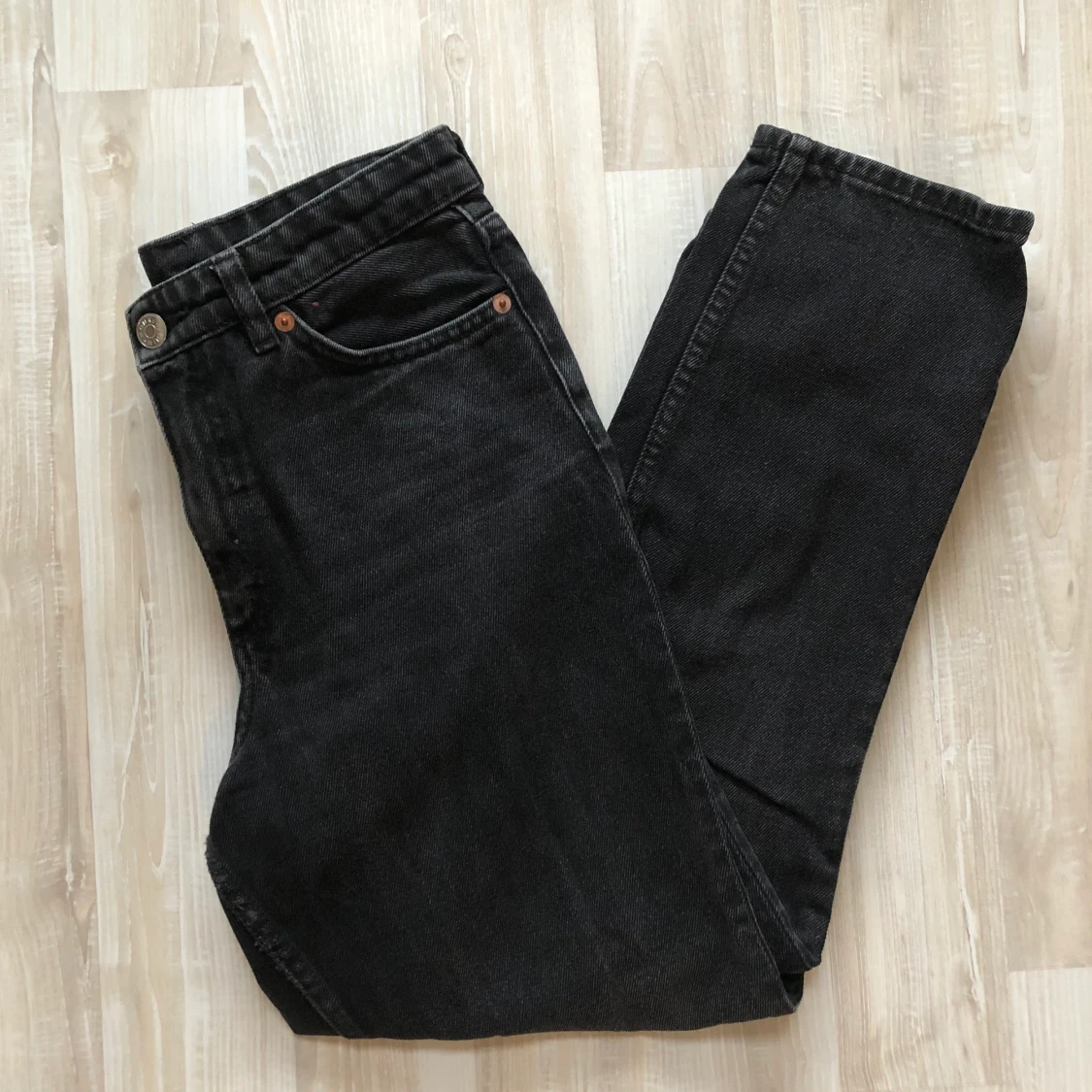 Svarta jeans från MONKI
