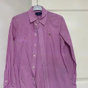 En Ralph lauren skjorta - En randig Ralph lauren skjorta använd endast några gånger 