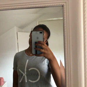 Grå Calvin Klein tröja - Superfin gå tröja från Calvin Klein, köpt för 3 år sen och är använd men i jättebra skick! Frakt tillkommer på 63 kr🤗skriv vid fler frågor 