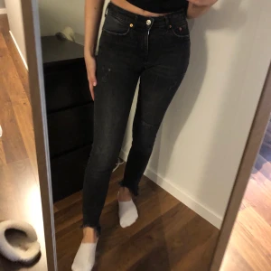 Jeans från Zara - Jättesnygga jeans från Zara! Säljer pga att de inte kommer till användning tyvärr. Jag på bilden är 160 cm. Möts upp i Göteborg, annars står köpare för frakten🤍