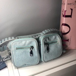 Noella väska - Säljer min fina noella väska då den aldrig kommer till användning längre. Just denna färg är slutsåld så den finns inte att hitta på nätet. Väskan är i mellan storleken och är ljusblå (färgen är svår att fånga på bild). Väskan är köpt för ca 700kr. Säljer den för 350kr, spårbar frakt ingår.💖