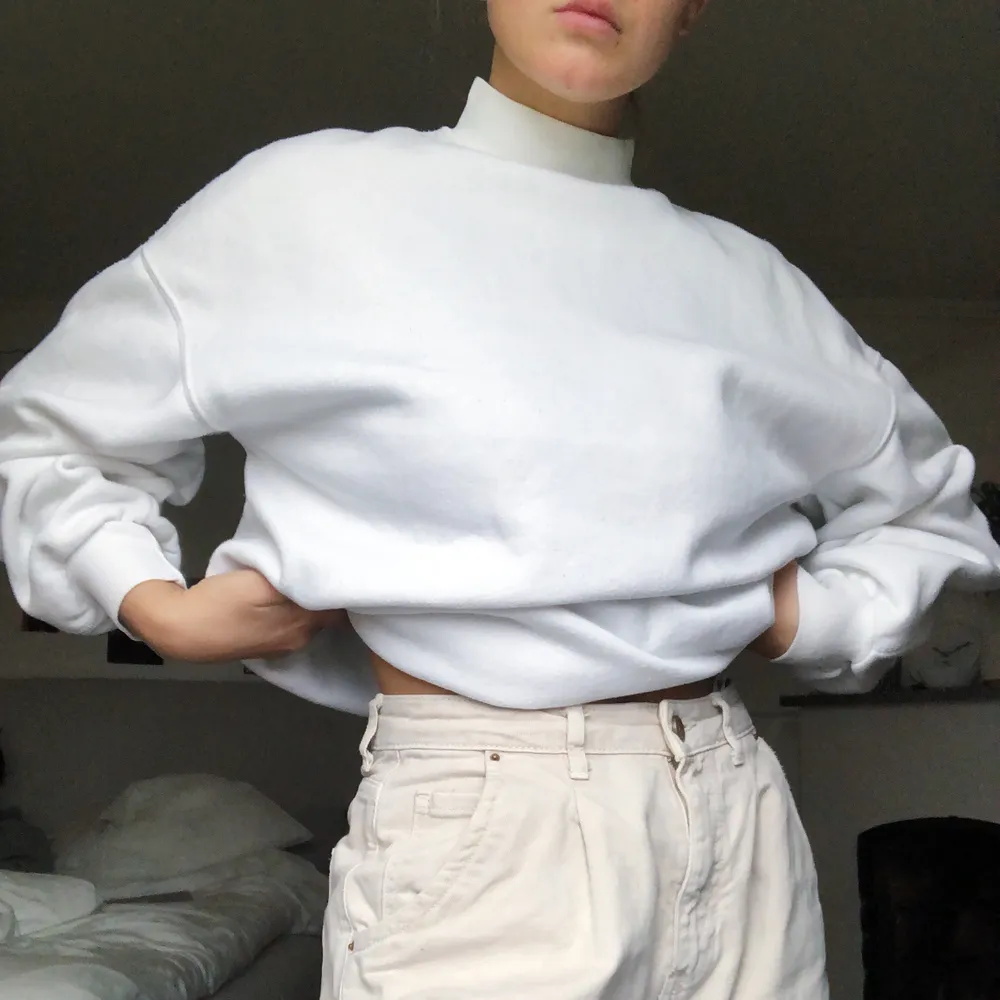 Säljer en vit cool sweatshirt! Jag har storlek S och den passar mig bra! Buda i komentarerna! . Tröjor & Koftor.