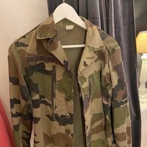 Tygjacka med militärmönster  - Grön militärmönstrad jacka 