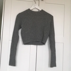 Croppad stickad tröja - Snygg grå stickad tröja från brandy Melville, one size, väldigt stretchig🥰