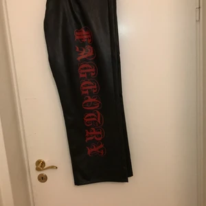 Vida läderbyxor från BeWider - Ett par shyssta vida/baggy skinnbyxor från de svenska fashion märket BeWider , dem har tryck på båda benen och på baksidan av byxbenen (vid hälarna) obs nypris 1800, hör av dig vid intresse mvh elliot 