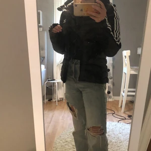 Adidas jacka  - Denna jackan är i nyskick, helt oanvänd då jag köpte den förra vintern men kom aldrig till användning. En snygg men ändå basic jacka. Den är lite tajt i modellen vilket jag tycker är snyggt. En dun jacka som passar perfekt både till slutet av hösten och hela vintern. Den är i storlek 34 och är köpt på Jd sports för 900kr✨✨ (du betalar själv för frakten)