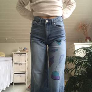 Ett par jeans från hm i storlek 34 som jag målat på med textilpennor. Sjukt coola, men använder sällan:/❤️