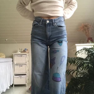 Jeans - Ett par jeans från hm i storlek 34 som jag målat på med textilpennor. Sjukt coola, men använder sällan:/❤️