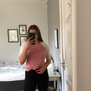 Tröja storlek S - Rosa och vit tröja med trekvartslånga ärmar. Från Bikbok. Använd ett fåtal tillfällen 