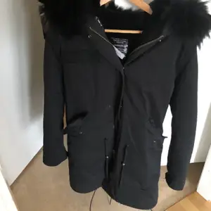 Säljer min svarta parkas jacka ifrån born in Stockholm, använd en vinter. Nypris: 4 399kr