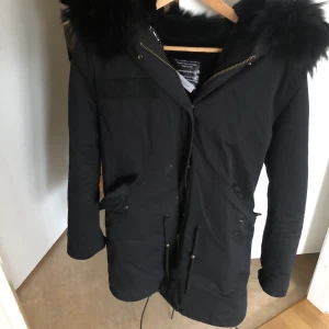Jacka  - Säljer min svarta parkas jacka ifrån born in Stockholm, använd en vinter. Nypris: 4 399kr