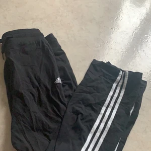 Adidas byxor med utsvängda ben (Bootcut) - Adidas byxor med utsvängda ben.  Storlek S/36  Kan fraktas eller mötas 🌸