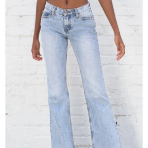 Brandy Melville jeans - Ett par Brandy Melville jeans som jag köpte av en tjej här på Plick! Tyvärr så var de för små för mig :)