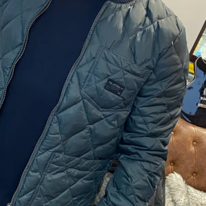 Sjukt snygg Lee jacka  - Sjukt snygg bomberjacka i strl M men en stor S kan också bära den. Tagits väl hand om den och knappt använd. Inga fläckar eller skador på jackan 