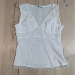 Spetslinne - Så fint vitt linne med spets. Tunt ostretchigt material, dragkedja i sidan 🕊️ frakt 11 kr