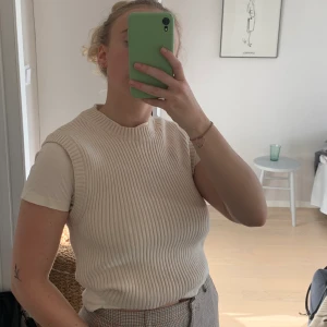Ribbad väst - En favorit från Zara men använder lite för sällan.. det är strl XL men jag ville ha den lite lösare. Därför är den allt mellan xs-L, otroligt stretchigt material. Cremevit.