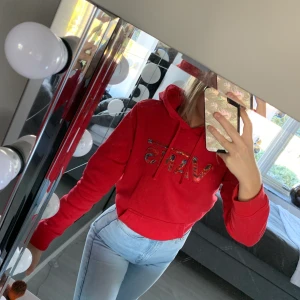 Vans hoodie - Jag säljer denna superfina röda vans hoodie. Oversize passform men går att stylea hur man vill såklart🥰 Jätteskön och mjuk att ha på sig!❤️ Köpt på junkyard :) 