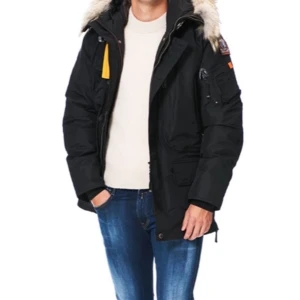 Parajumper jacka  - Helt ny inga som hellst fel på jackan, säljes pga köpt i fel storlek. För mer bilder skriv gärna