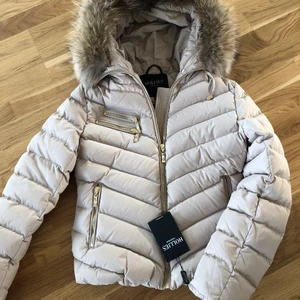 Hollies dunjacka st.38 - HELT NY beige Holliesjacka. Superfin men har ångrat köpet, därav helt oanvänd. 