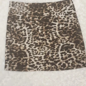 Söt kjol i leopard  - Använd fåtal gånger
