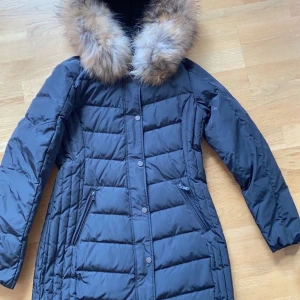 Saki jacka -  Svart saki vinter jacka med brun päls i storlek S. Helt oanvänd och kvittot kvar. Köpt för 3300kr. Pris kan diskuteras