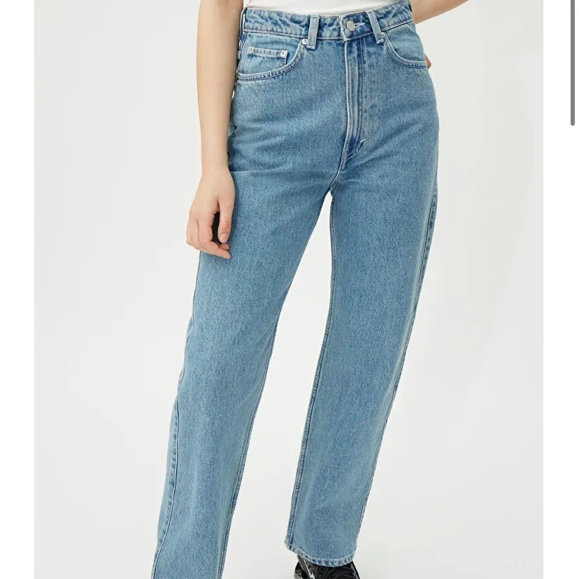 Extra High straight jeans från weekday, endast använda en gång då dom är för stora. Betalning via swish. 30/32. Pris kan diskuteras vid snabb affär . Jeans & Byxor.