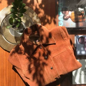 Brun läderjacka - Skitsnygg läderjacka som jag köpt här på plick men säljer nu vidare pga för lite plats i hallen😪 