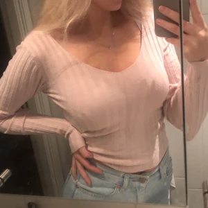 Topp strl xs  - Super söt topp från newyorker, är i bra skick. Strl xs men passar även S bra. Köparen står för frakt (ca 40 kr)💕