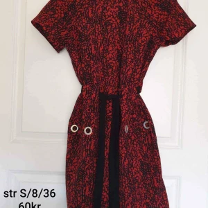 River island klänning str 8/ S/ 36 - RIVER Island Mönstrad klänning str 8 / S  längd ca 86cm  Jättebra skick                                                                   Elegant klänning med bälte från djur- och rökfritt hem Samfraktar  