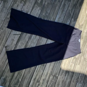 Kostym byxor  - Säljer dessa nästan helt nya kostymbyxor i strlk L nypris:499kr, frakt: 66kr hör av dig om du är intresserad💓💓 om många vill ha den blir det budgivning kram🥰